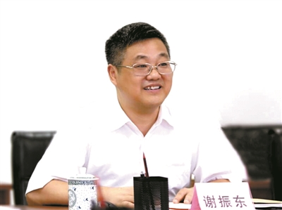 工作不僅僅是謀生的手段，更應(yīng)成為提升自身專業(yè)素養(yǎng)的平臺。 ——謝振東