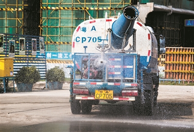 灑水車進行降塵作業(yè)
