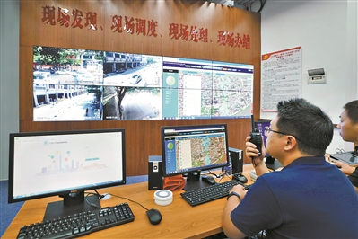 人民南地區(qū)（越秀）社會(huì)治理工作站，工作人員正在調(diào)度臺(tái)監(jiān)控路面情況。