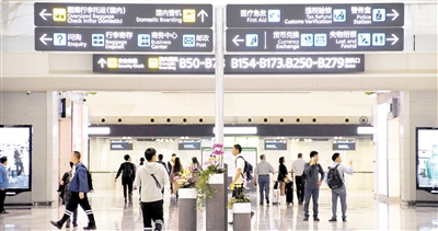 廣州白云機(jī)場(chǎng)2號(hào)航站樓出發(fā)大廳里的指示牌