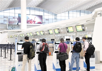 正在辦理自助登機(jī)的旅客