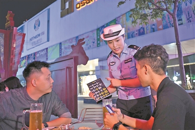 交警在酒吧里進(jìn)行拒絕酒駕宣傳。