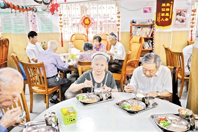越秀區(qū)六榕街老人飯?zhí)?，長者在用餐