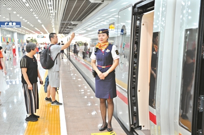 首趟從廣州南站開(kāi)往香港西九龍站的G6501次“復(fù)興號(hào)”列車(chē)。