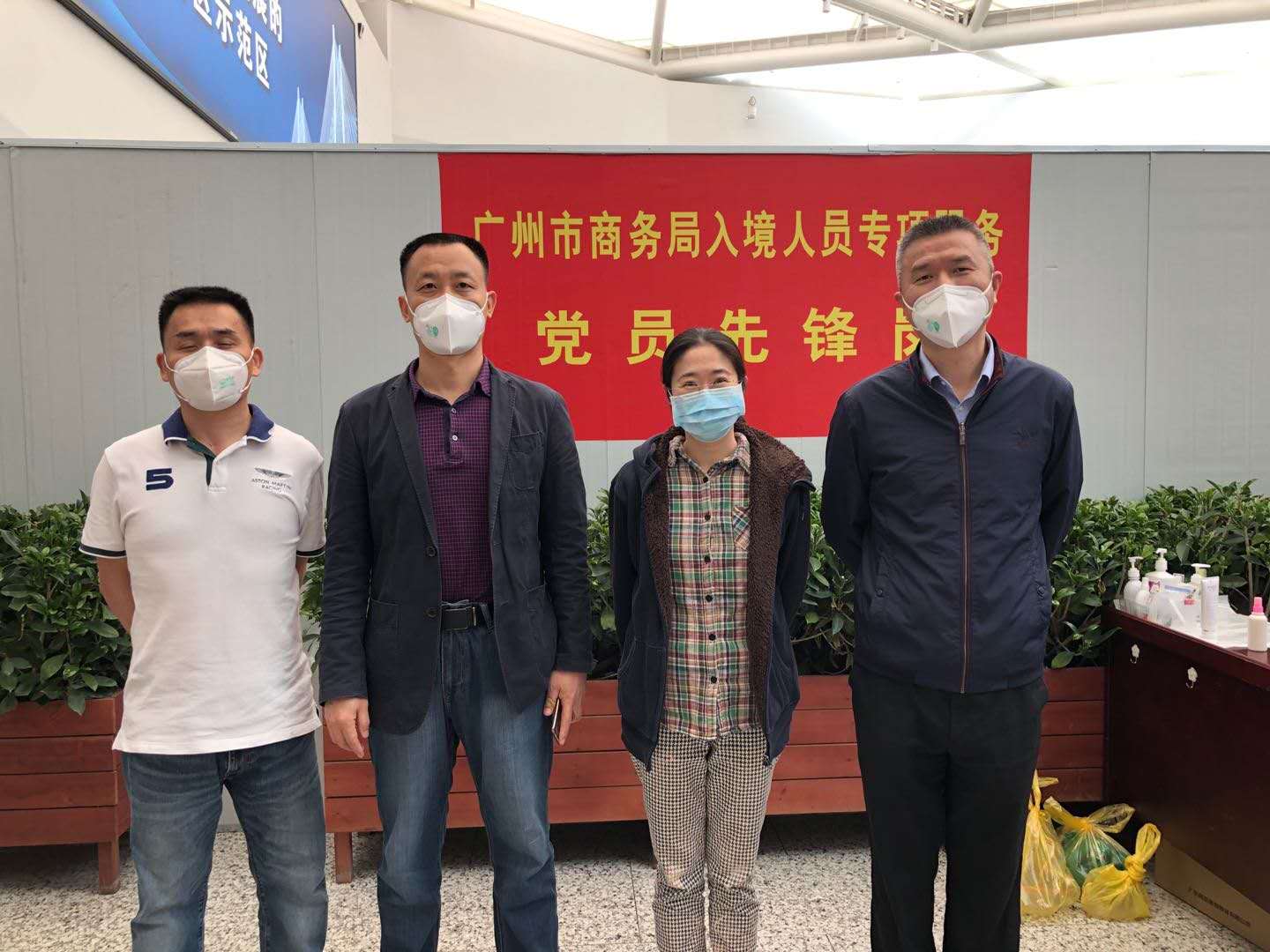 朱竟成（左二）與兄弟單位同事參加由市商務(wù)局牽頭組建的專班.jpg