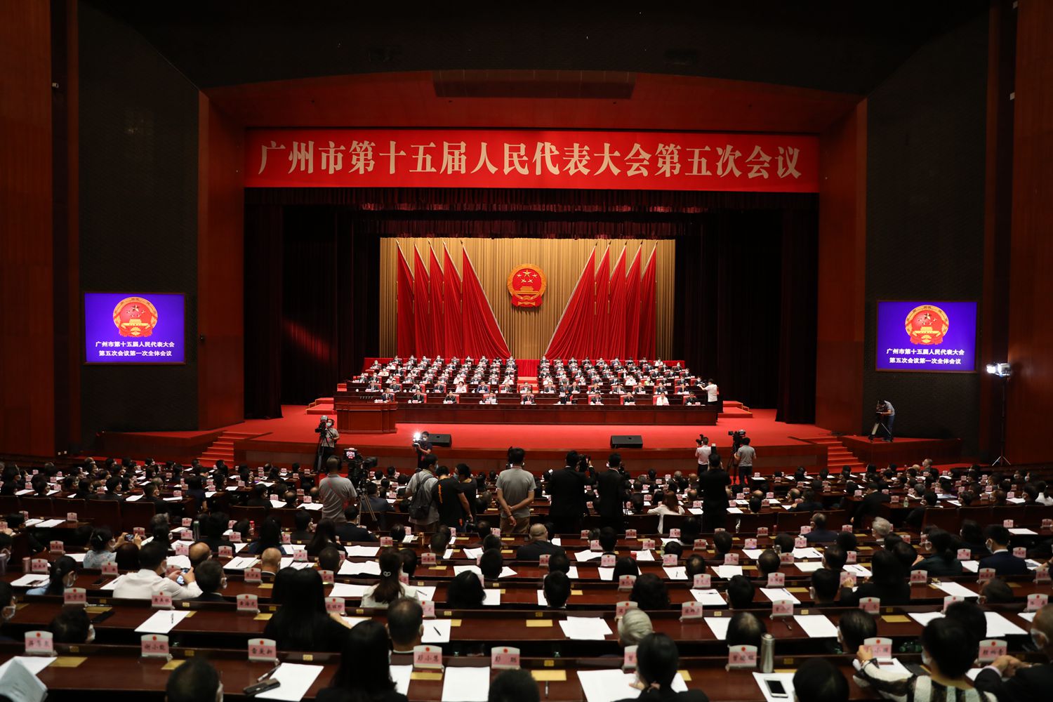 6月6日上午市十五屆人大五次會議開幕現(xiàn)場