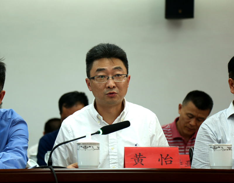 6、黔南州教育局黨委書記、局長黃怡主持會議 (3).JPG