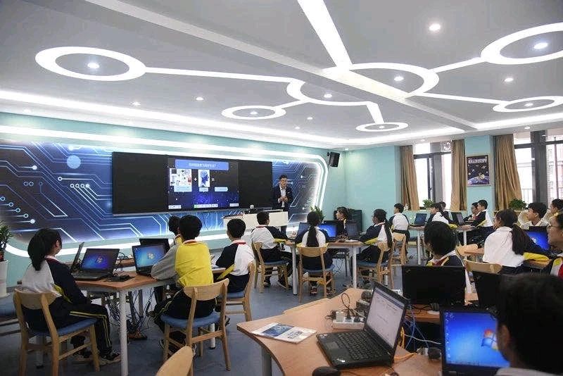 廣州市黃埔區(qū)玉山學(xué)校的人工智能課.jpg