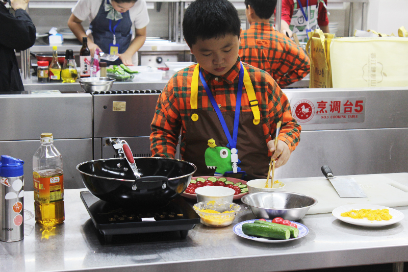 羊城小廚神們?cè)诨顒?dòng)現(xiàn)場(chǎng)進(jìn)行烹飪實(shí)踐展示 (1).jpg