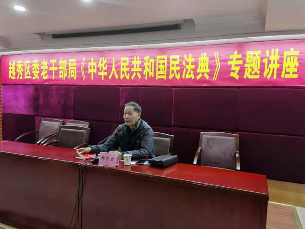 區(qū)司法局原黨委書記、區(qū)關(guān)工委講師團團長鄭自力在作報告1.jpg