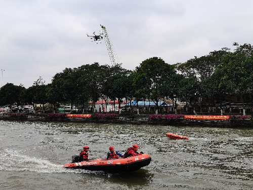 圖三：運(yùn)用無人機(jī)等現(xiàn)代水上應(yīng)急裝備搶險(xiǎn)救援.jpg
