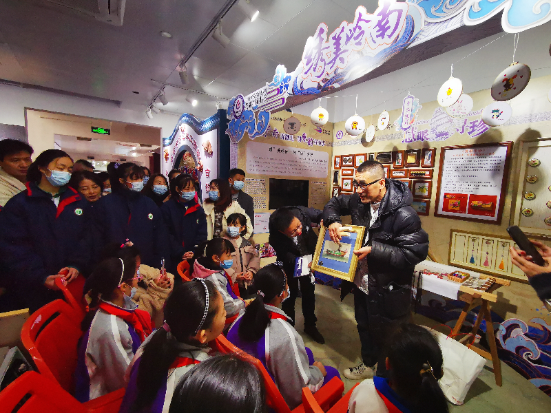 圖1廣州市青年美術家協(xié)會副主席梁瀚文以200多年前的通草畫為例，為學生們講解通草畫的材料、技法、發(fā)展歷程等知識.jpg