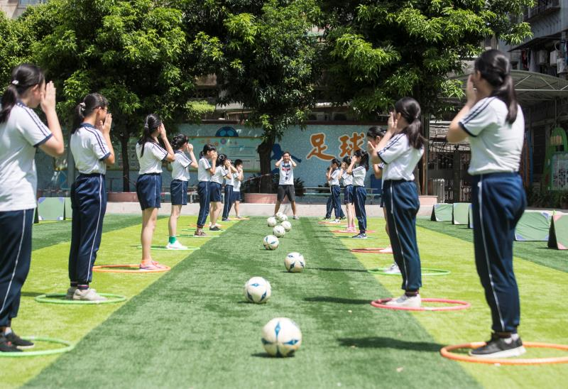 海珠區(qū)后樂(lè)園街小學(xué)六年（3）班的同學(xué)們正在上足球課.png