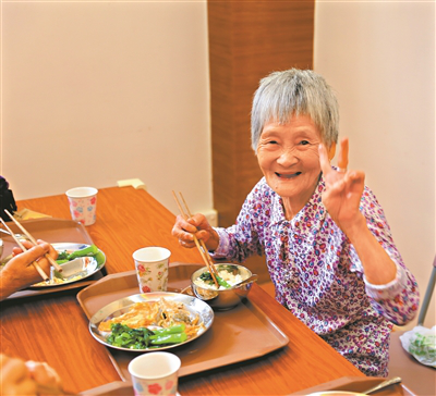 2老人正在長者飯?zhí)糜貌?png
