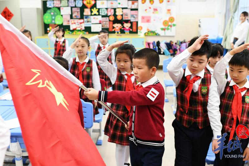 01-朝天小學(xué)港澳子弟班少先隊(duì)活動(dòng)課《唱支山歌給黨聽》“向陽(yáng)章”考章活動(dòng).jpg