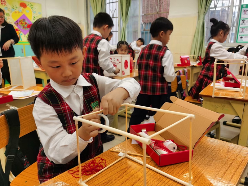 03-朝天小學(xué)港澳子弟班學(xué)生制作元宵燈籠_副本.jpg