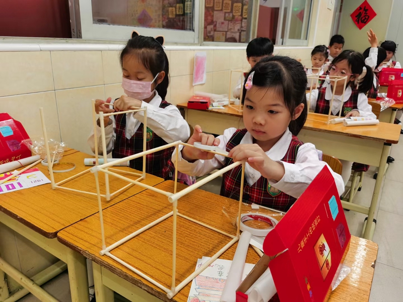 04-朝天小學(xué)港澳子弟班學(xué)生制作元宵燈籠_副本.jpg