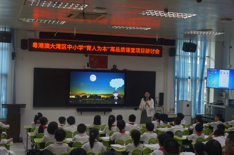 圖４　重慶外國語學校森林小學的陳李老師在上語文課.jpg