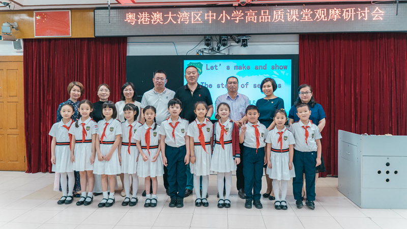 圖７　在朝天小學分會場，專家團隊與朝天小學港澳子弟班的同學們合影.jpg