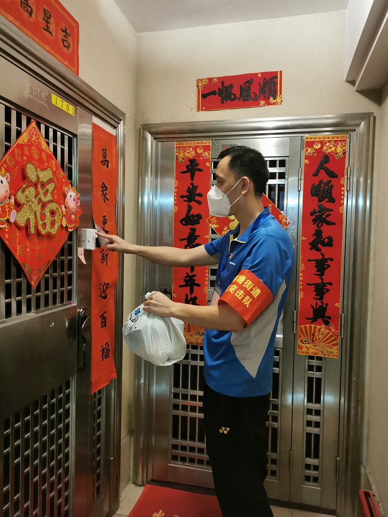 圖3：陳國(guó)鵬同志正在配送居家隔離人員物資.jpg