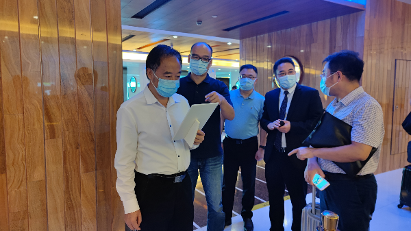 10月14日市發(fā)展改革委副主任鄧宏永帶隊調(diào)研第130屆廣交會期間酒店客房限價措施落實情況3.jpg