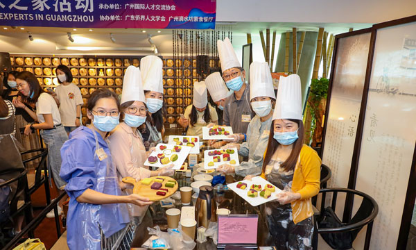 圖2.展示親手制作的綠豆糕.JPG