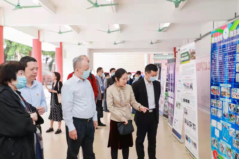 與會領導和專家參觀智慧教育成果巡展.jpg