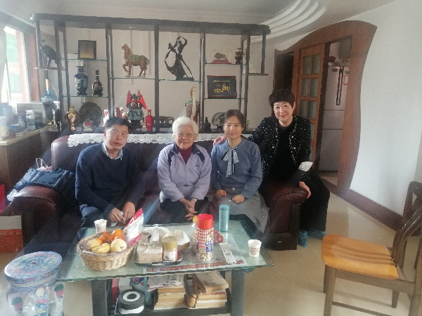 1月21日周青峰副主任上門慰問我委離休干部.jpg