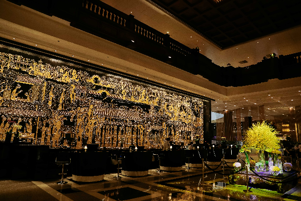 大堂內(nèi)的《紅樓夢》鎏金壁畫.png