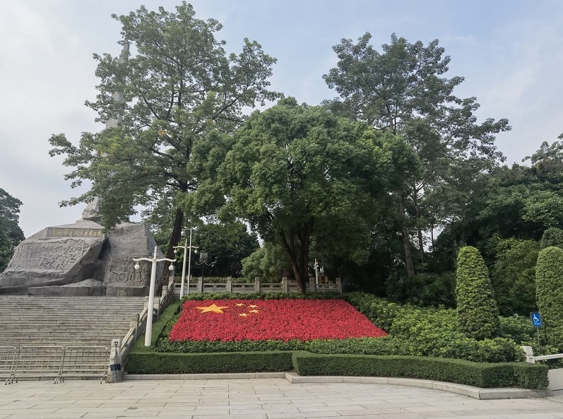 附件1 七一期間紀念碑南側(cè)“國旗”立體花壇.jpg