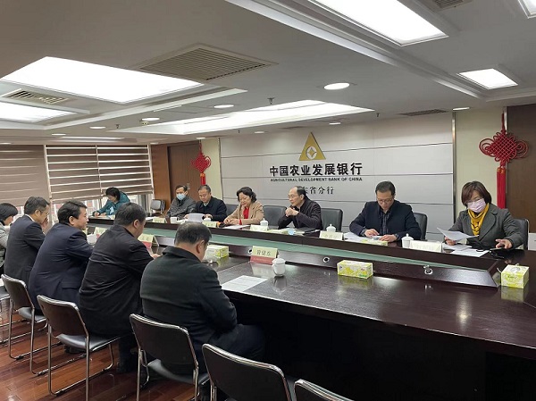 區(qū)人大常委會副主任黃永青帶隊走訪慰問重點企業(yè)掛網(wǎng).jpg