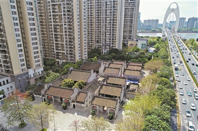 獵德村高聳的復(fù)建房與傳統(tǒng)的鑊耳屋建筑群交相輝映。