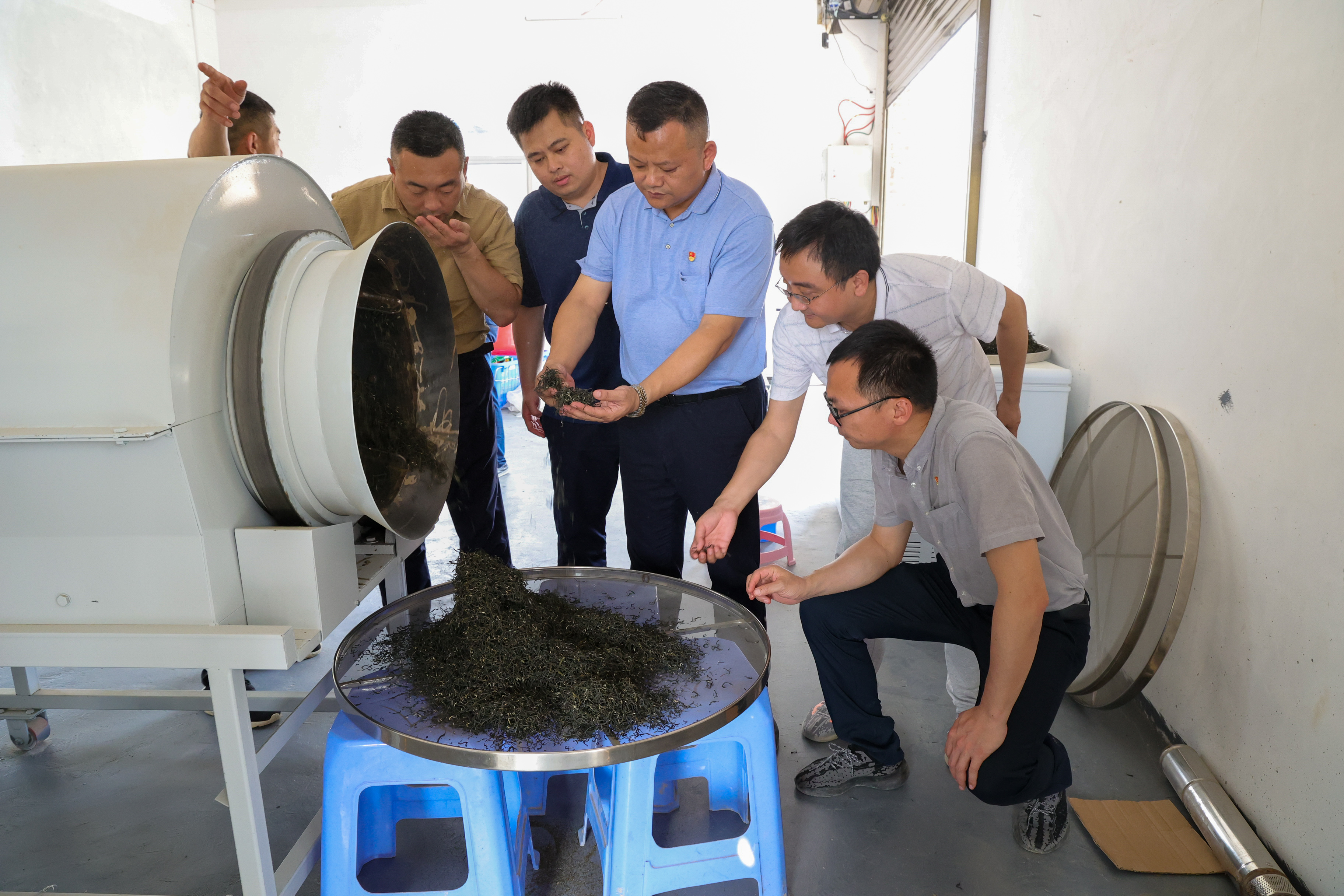 廣州市白云區(qū)駐石角鎮(zhèn)幫鎮(zhèn)扶村工作隊(duì)到越南紅心木菠蘿和茶葉間種鄉(xiāng)村振興產(chǎn)業(yè)基地走訪調(diào)研。.JPG