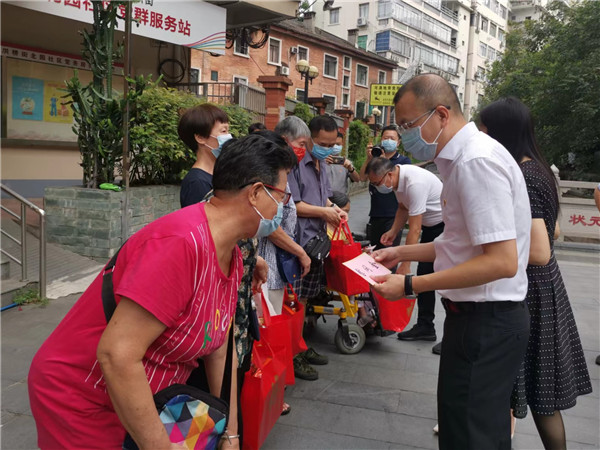 與省政協(xié)結(jié)對開展中秋慰問_副本.jpg