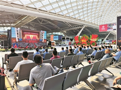 廣州各大交通樞紐一線工作人員認(rèn)真學(xué)習(xí)黨的二十大報(bào)告