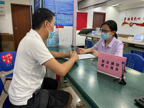 越秀區(qū)大東街工作人員為援助對象進行“一對一”就業(yè)服務(wù).jpg