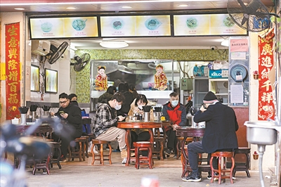 海珠區(qū)一家小食店里坐滿了前來(lái)品嘗美食的食客.jpg