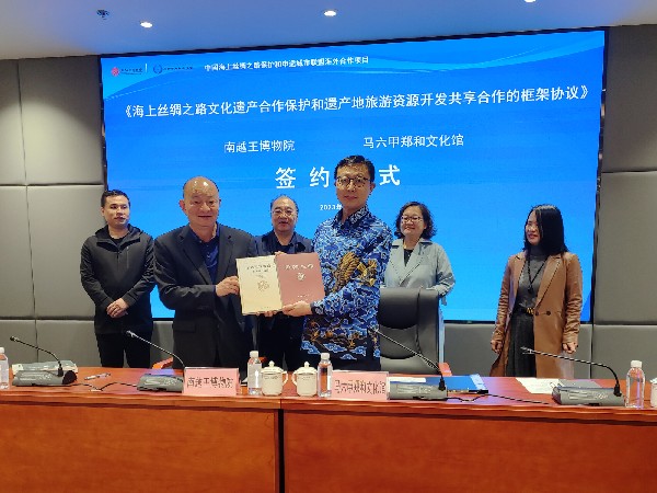 雙方互贈書籍_副本.jpg
