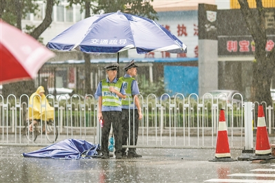 交警在雨中執(zhí)勤。