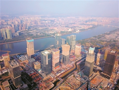 建設(shè)中的琶洲以及珠江對岸的金融城片區(qū)。