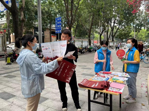 天河區(qū)冼村街深入社區(qū)開展《反有組織犯罪法》宣傳活動