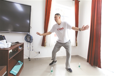 廣東實(shí)驗(yàn)中學(xué)越秀學(xué)校體育老師毛譽(yù)樵在上籃球網(wǎng)課。