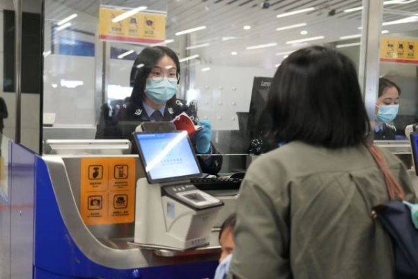 民警核查證件。