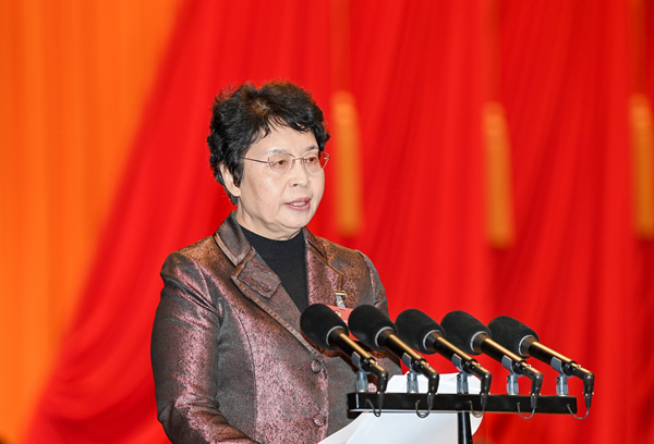 張雅潔宣讀《關(guān)于表揚政協(xié)第十四屆廣州市委員會第二次會議以來優(yōu)秀提案、先進承辦單位和個人的通報》和《關(guān)于表揚2023年度優(yōu)秀市政協(xié)委員的通報》