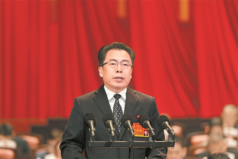 廣州市人大常委會主任王衍詩作常委會工作報告