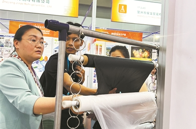 泰國(guó)客商為農(nóng)田而來(lái)：這款黑色地膜能降解居然還能除雜草
