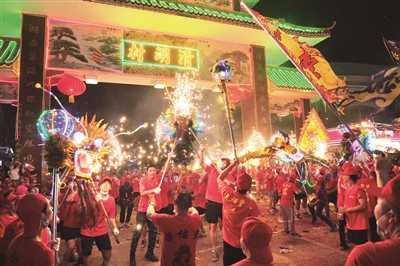 舞火龍 慶佳節(jié) 中秋夜白云區(qū)均禾街上演舞火龍盛景