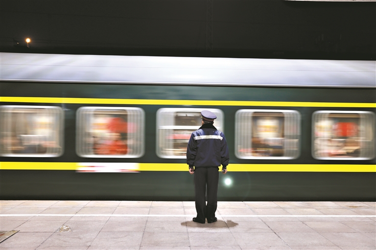1月14日00:21 春運(yùn)首趟列車，出發(fā)