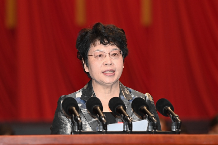 張雅潔宣讀《關(guān)于表揚(yáng)政協(xié)第十四屆廣州市委員會第三次會議以來優(yōu)秀提案、先進(jìn)承辦單位和個(gè)人的通報(bào)》和《關(guān)于表揚(yáng)2024年度履職優(yōu)秀市政協(xié)委員的通報(bào)》