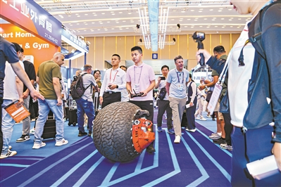 廣交會首設服務機器人專區(qū) 46家企業(yè)展出的明星產品獲外商青睞